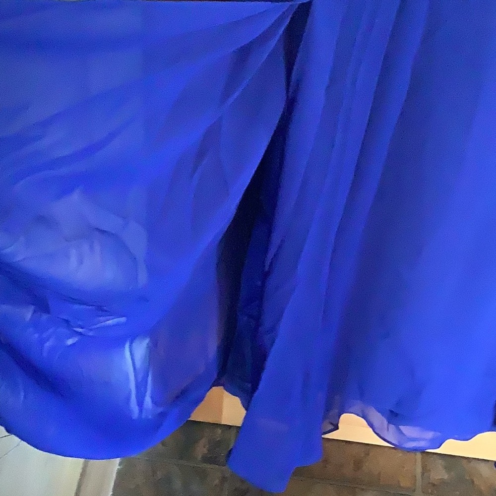 Gown - Picture 4 of 8
